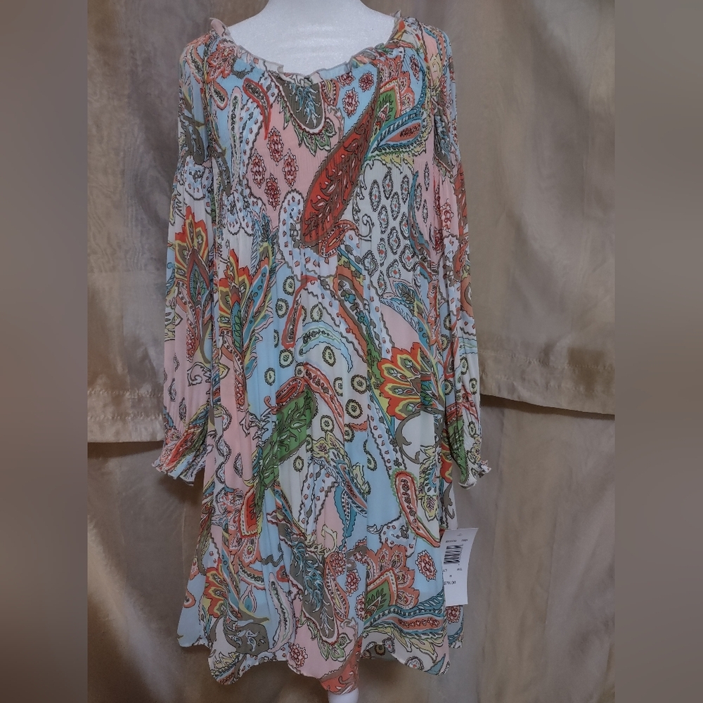 NWT Women's paisley dress. Size small. On or off shoulder. Sunny Leigh